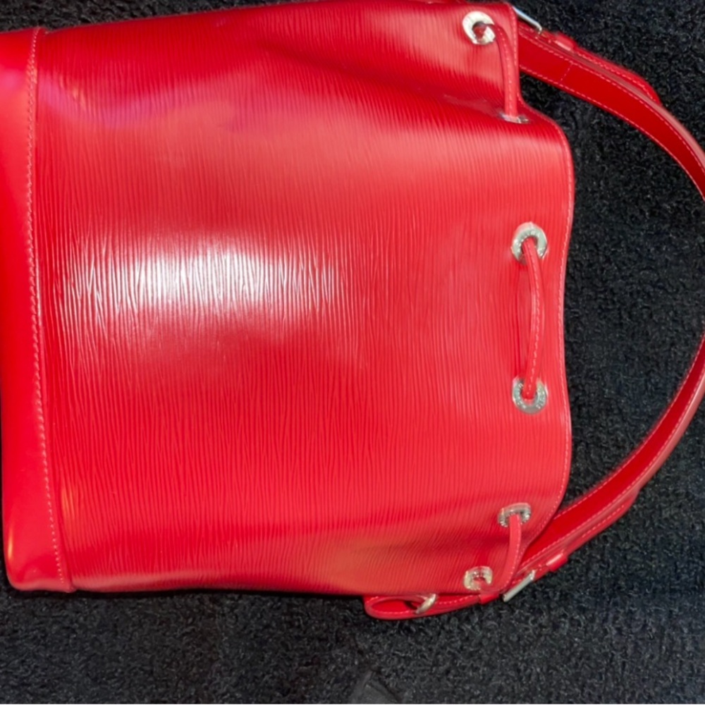 Red Louis Vuitton bucket bag - Picture 5 of 8